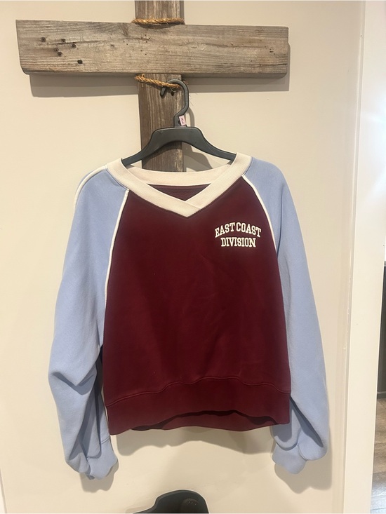 Abercrombie & Fitch Tops - Abercrombie & Fitch Two-Tone Raglan Pullover Sweatshirt - Maroon & Light Blue